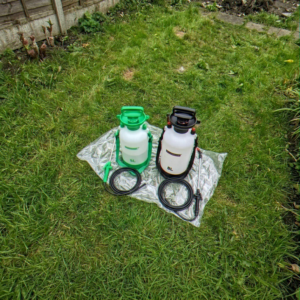 Manual pump garden sprayer